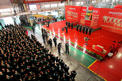 推土機(jī)事業(yè)部總裝工廠隆重舉行推土機(jī)第50000臺(tái)下線慶典儀式。這一激動(dòng)人心的歷史時(shí)刻標(biāo)志著50000臺(tái)不僅僅是一個(gè)數(shù)量的積累，更是山推管理水平、生產(chǎn)規(guī)模、制造技術(shù)、研發(fā)能力、銷售能力等綜合能力的體現(xiàn)，標(biāo)志著山推推土機(jī)產(chǎn)業(yè)整體實(shí)力進(jìn)一步增強(qiáng)，是從量變到質(zhì)變的飛躍。